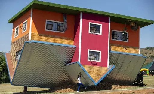 Casa empezada a construir por el “tejado”