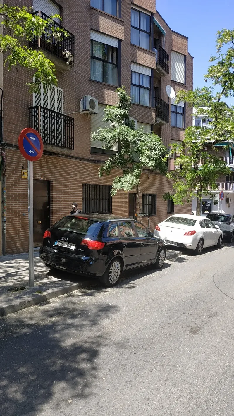 Aceras estrechas invadidas por coches mal aparcados