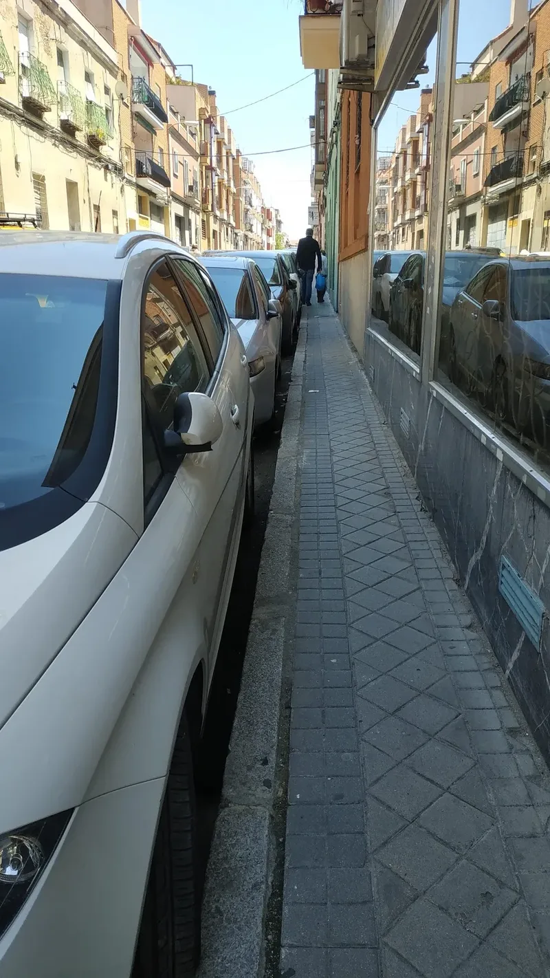 Aceras estrechas invadidas por coches mal aparcados